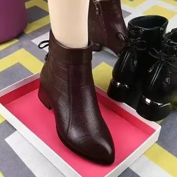 Короткие женские ботинки Martin на низком каблуке, зимние новые ботинки 2024 года с заостренным круглым носком, толстый квадратный каблук, бархатные теплые хлопковые ботинки с бантом 35