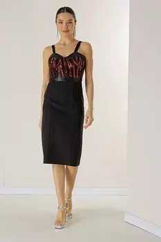 Короткое платье из крепа с подкладкой, расшитой пайетками сверху