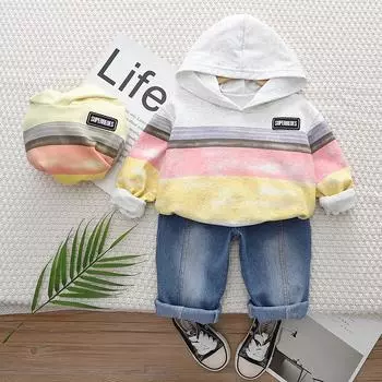 Костюм с длинными рукавами для мальчика. Комплект из двух предметов: толстовка с капюшоном в полоску и джинсовые шорты для малышей. Удобная одежда для детей. S белый