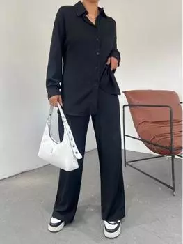 Костюм со свободными мятыми брюками на пуговицах