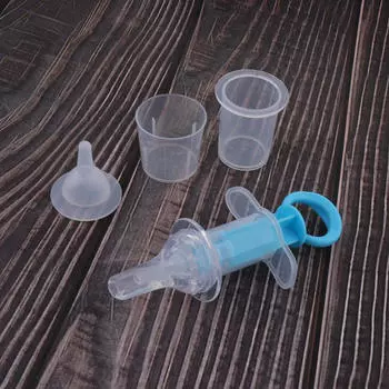 Котенок кормит грудным молоком, синий