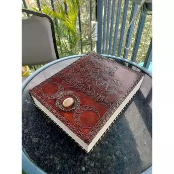 Кожаная Книга Теней Журнал: Идеальный подарок на Хэллоуин, годовщину или день рождения | Гримуар, кельтский дневник и памятный подарок 13 x 10 in коричневый