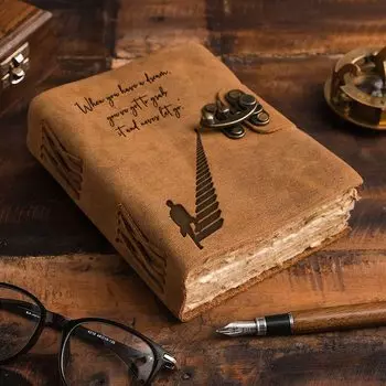 Кожаная обложка, винтажная бумага ручной работы с декоративными краями и металлическим замком, ежедневник-планировщик, тетради для письма (100 страниц, 5x7 дюймов) 7 x 5 in коричневый