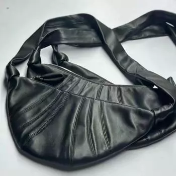 Кожаная сумка-круассан через плечо: Элегантный нейтральный дизайн, уникальный стиль мессенджера