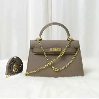 Кожаная сумка-мессенджер с цепочкой и узором в виде ладони