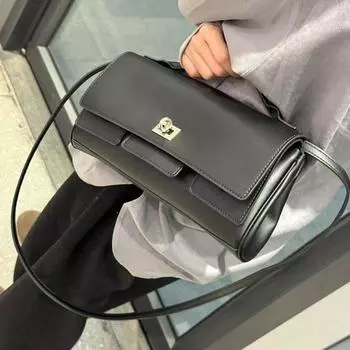 Кожаная сумка с пряжкой из высококачественной серии для женщин, большая вместимость, 2025 г., новая модная сумка для поездок на работу на одно плечо с диагональным поперечным ремнем 26.9x13.9x5.3cm красный