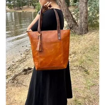 Кожаная сумка-тоут из натуральной кожи с большим передним карманом, один размер — идеальный подарок для нее. ( Доступно 3 захватывающих цвета ) 16 x 14 in дубильная кора