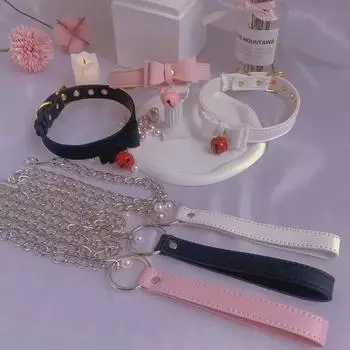 Кожаное колье-чокер с подвеской в виде колокольчика и цепочкой