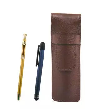 кожаный пенал с синей металлической сенсорной палочкой и 60 золотыми тонкими шариковыми ручками шоколадного цвета (SASTYO-ALL-SV60KBP)