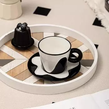 Красивая черно-белая волнистая кофейная чашка