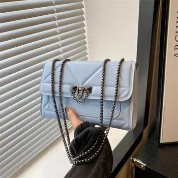 Красивая персонализированная цепочка на одно плечо с косой пролетом персонализированная трендовая текстурная сумка женская 2024 корейская версия модная повседневная маленькая квадратная сумка чёрный