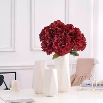 Красивая ткань с искусственным цветком и романтическим начесом создает атмосферу