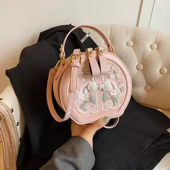 Красиво вышитая сумка-клатч на одно плечо подчеркнет ваш темперамент и стиль.