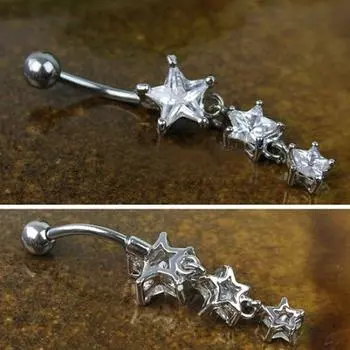 Красивое привлекательное хирургическое кольцо со стразами на животе и пупке, болтающееся пирсинг на теле