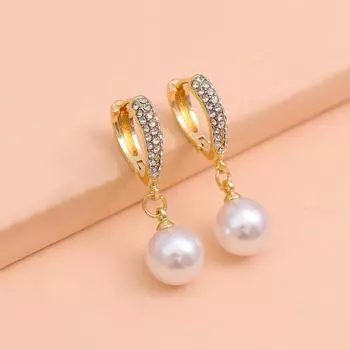 Красивые и щедрые серьги с искусственным жемчугом циркона.