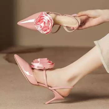 Красивые летние босоножки на высоком каблуке с острым носком и шпильками с крупными цветами и лакированной кожей для женщин 34 чёрный