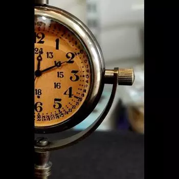 Красивые офисные настольные часы с дизайнерской подставкой, смелые цифры, кварцевые часы, полированный стол, декор, коллекционный подарок