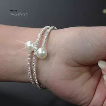 Женский брослет из горного хрусталя с имитацией жемчуга