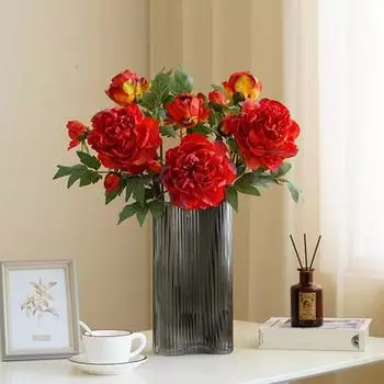 Красивый искусственный пион, нежный, сохраняющий свежесть, привлекающий внимание белый