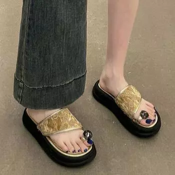 Красивый комплект тапочек для женщин, летняя верхняя одежда, мода 2025, новые универсальные туфли с толстым дном, стразы с юбками, пляжные классные тапочки 35 чёрный