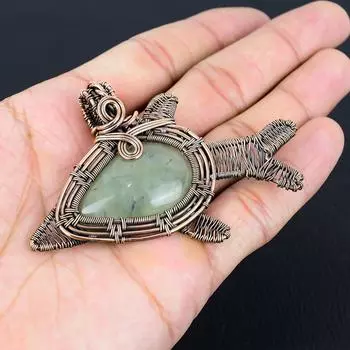 Красивый пренит драгоценный камень ручной работы из чистой медной проволоки, обернутый рыбой, кулон, ювелирные изделия 2.44 Inches зелёный