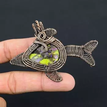 Красивый стихтит драгоценный камень ручной работы из чистой медной проволоки, обернутый рыбой, кулон, ювелирные изделия 2.55 Inches зелёный