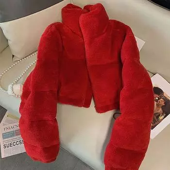 Красное короткое утепленное пальто из шерсти ягненка