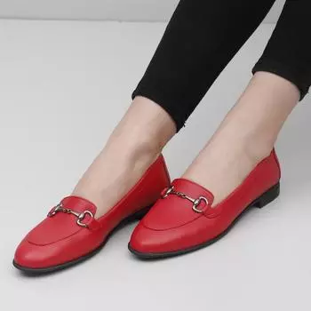 Красные антикварные женские туфли на плоской подошве из натуральной кожи с круглым носком и пряжками