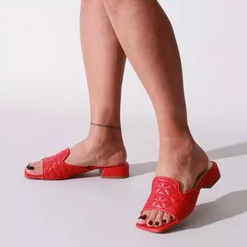 Красные кожаные тапочки