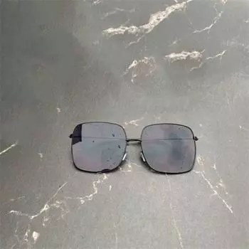 Красные квадратные металлические солнцезащитные очки. Женские модные очки. Солнцезащитные очки в большой оправе.