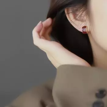 Красные серьги-гвоздики для женщин, год Niche Design Sense, бордовые изогнутые серьги, ретро-серьги, лето