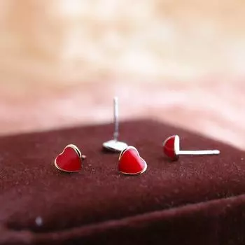 Красные серьги Love для женщин, модные и персонализированные резиновые серьги в форме персикового сердца, японские и корейские простые маленькие свежие серьги