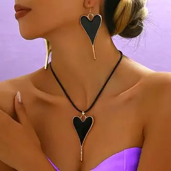Красные серьги-сердечки и ожерелье с подвеской. Аксессуары ко Дню святого Валентина и праздникам. чёрный