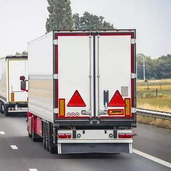 Красные задние отражатели, треугольные светоотражающие элементы для стоек ворот, безопасные винтовые отражатели, 2 шт., подходят для прицепа, мотоцикла, каравана, грузовика, лодки