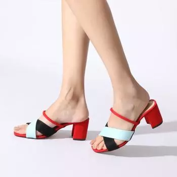 Красные женские тапочки