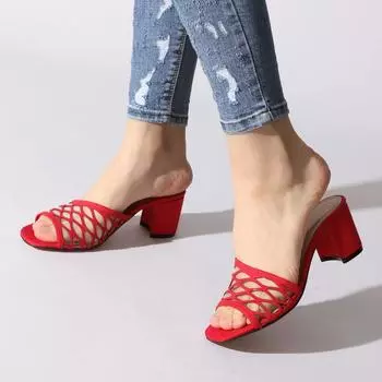 Красные женские тапочки