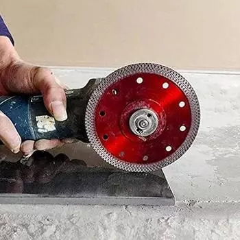Красный многофункциональный шлифовальный станок для резки плитки. Универсальная резка и шлифовка в широком спектре применения. красный