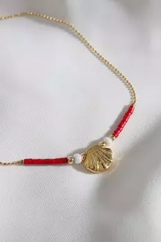 Красный ножной браслет с ракушкой