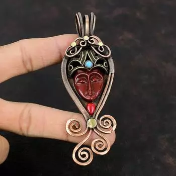 Красный резной костяной кулон для лица, медный кулон, обернутый проволокой, кулон с драгоценным камнем, итальянский коралл и аризонский бирюзовый кулон, кулон ручной работы, медные украшения