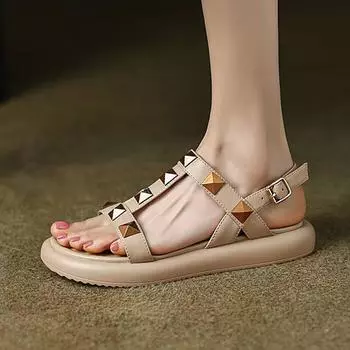 Krazing Pot Летние женские сандалии для отдыха на плоской платформе с заклепками и круглым носком на низком каблуке из микрофибры, лаконичный дизайн 34 слоновая кость