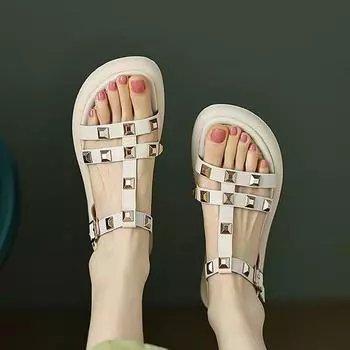 Krazing Pot Летние женские сандалии для отдыха на плоской платформе с заклепками и круглым носком на низком каблуке из микрофибры, украшенные украшениями 34 слоновая кость