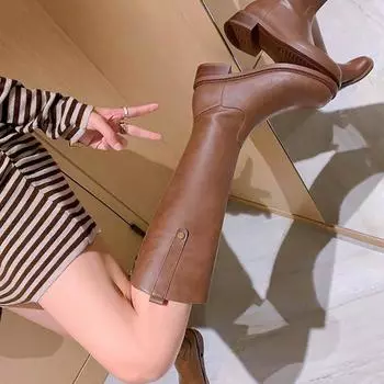 Krazing Pot, осенне-зимняя обувь из натуральной кожи, европейский дизайн, конные ботинки на низком каблуке, женские сапоги до бедра с металлическими заклепками