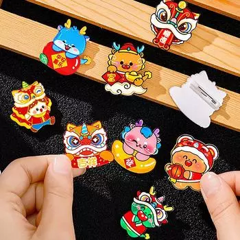 Креативная брошь в честь года дракона в китайском стиле, милая брошь с рисунком дракона, акриловый значок с благословением, булавки для лацканов, годовой ювелирный подарок