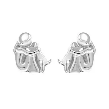 Креативная маленькая девочка и собака обнимают серьги, ожерелье, вечерние ювелирные изделия, подарок