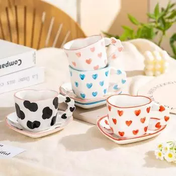Креативная милая девичья кофейная чашка в форме сердца с блюдцем, расписанная вручную, керамическая кружка с любовью, чашки для дневного чая, праздничные подарки для девочек 200-400ml