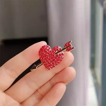 Креативная персонализированная брошь со стразами в виде стрелы в форме сердца, булавка с надписью «Любовь», универсальные аксессуары для мужчин и женщин в одном стиле