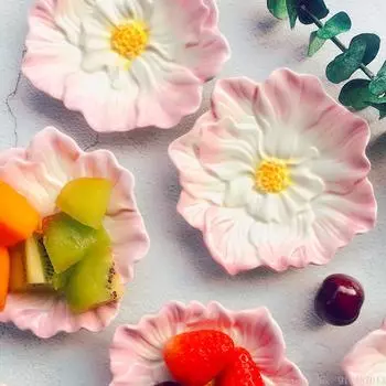 Креативная симпатичная керамическая тарелка, рельефная роспись, подглазурная окраска, товары для домашнего ресторана, в форме цветка, фруктовая закуска, 1 шт.