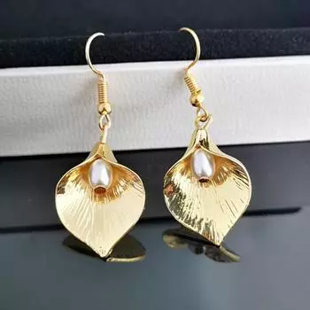 Креативные женские серьги-крючки из искусственного жемчуга с лепестками цветов в стиле ретро, ювелирные изделия для вечеринок золотистый