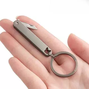 Креативный брелок с подвеской в виде открытого курьерского ножа.