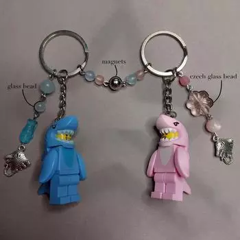 Креативный и милый брелок-подвеска в виде конструктора в виде мультфильма в паре с синими и розовыми подарками в виде летучей мыши и единорога синий